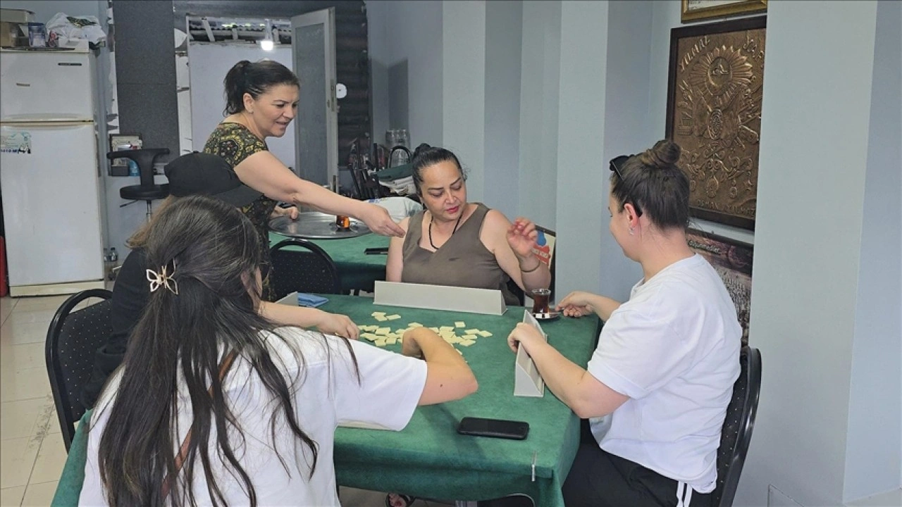 Karabük'te kıraathane işleten çift, dükkanlarını bir akşamlığına kadınlara tahsis etti