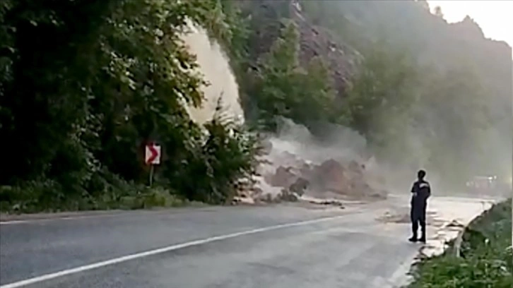 Karabük-Zonguldak kara yolu heyelan sebebiyle trafiğe kapandı