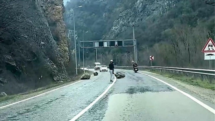 Karabük-Zonguldak kara yolundaki heyelan ulaşımı aksattı