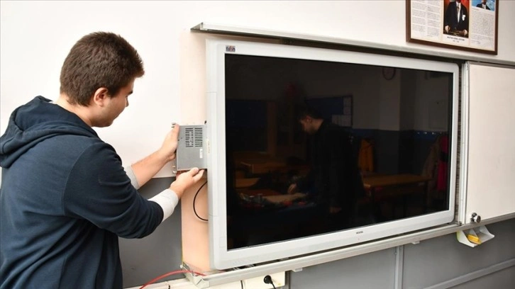 Karabük'te arızalanan akıllı tahtaları meslek lisesi öğrencileri tamir ediyor