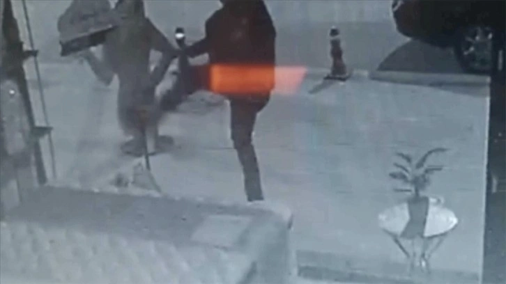 Karabük'te bir kişinin karton makete saldırma anı güvenlik kamerasına yansıdı