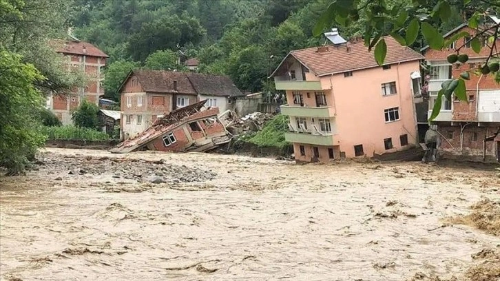 Karabük'te sağanak nedeniyle bir ev yıkıldı, bir bina hasar gördü