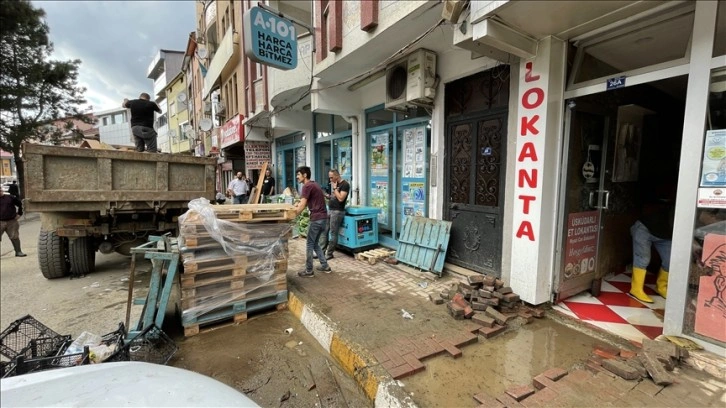 Karabük'te sağanaktan etkilenen ev ve iş yerleri temizleniyor