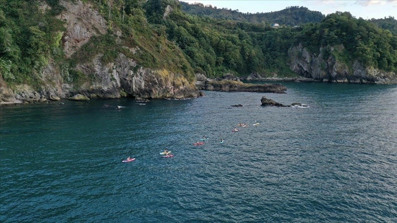 Karadeniz’in mavi sularında, alternatif su sporu yapmak isteyenler kürek sörfüyle buluşuyor