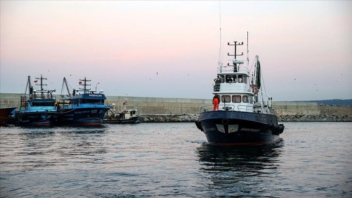 Karadeniz'de balıkçılar gün batımında av yasağının başlamasıyla limana döndü