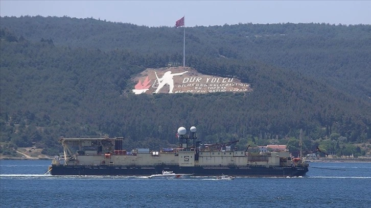 Karadeniz'e doğal gaz borularını yerleştirecek gemi Çanakkale Boğazı'ndan geçti