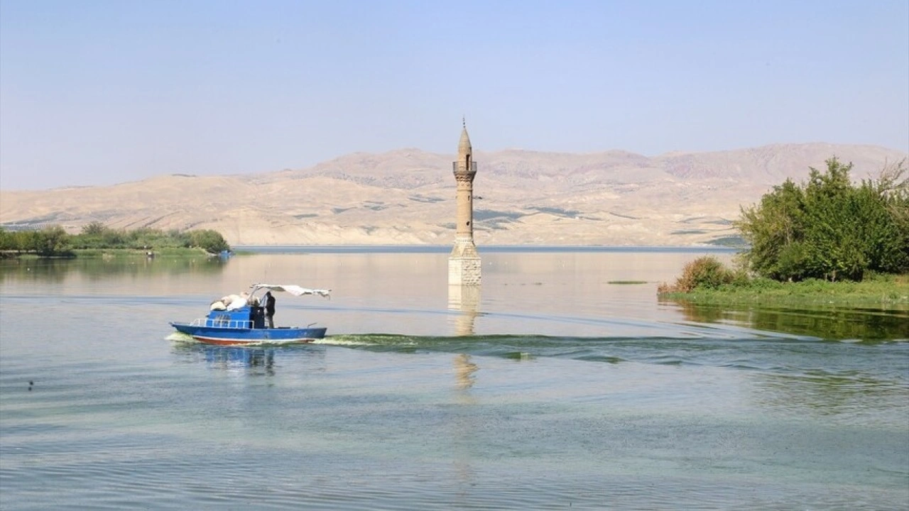 Karakaya Baraj G&ouml;l&uuml;'nde su altında kalan "yalnız minare" dronla g&ouml;r&uuml;nt&uuml;lendi