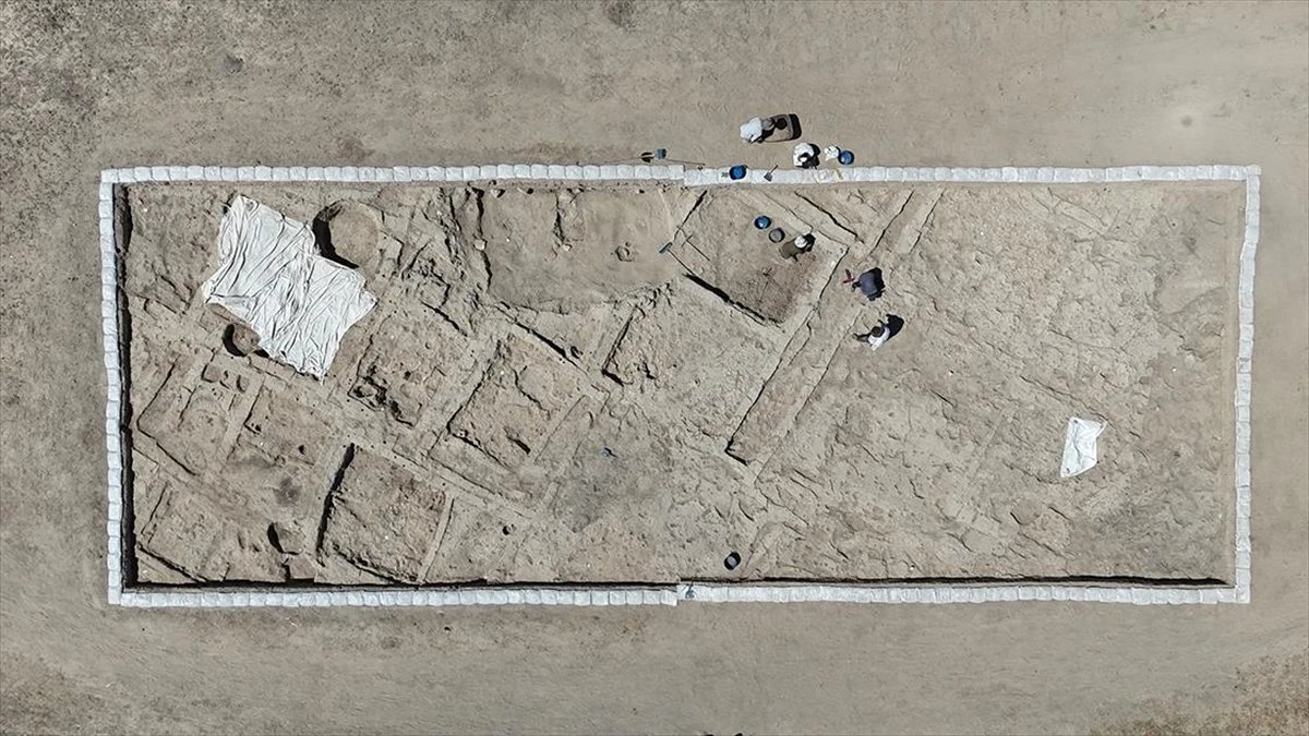 Karaman'daki Canhasan 3 Höyüğü'nde bulunan 'sokak yapısı'nda kazı sürüyor