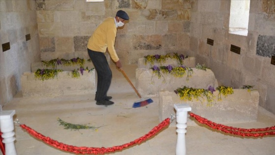 Karamanoğlu Mehmetbey'in türbesine 22 yıldır gözü gibi bakıyor