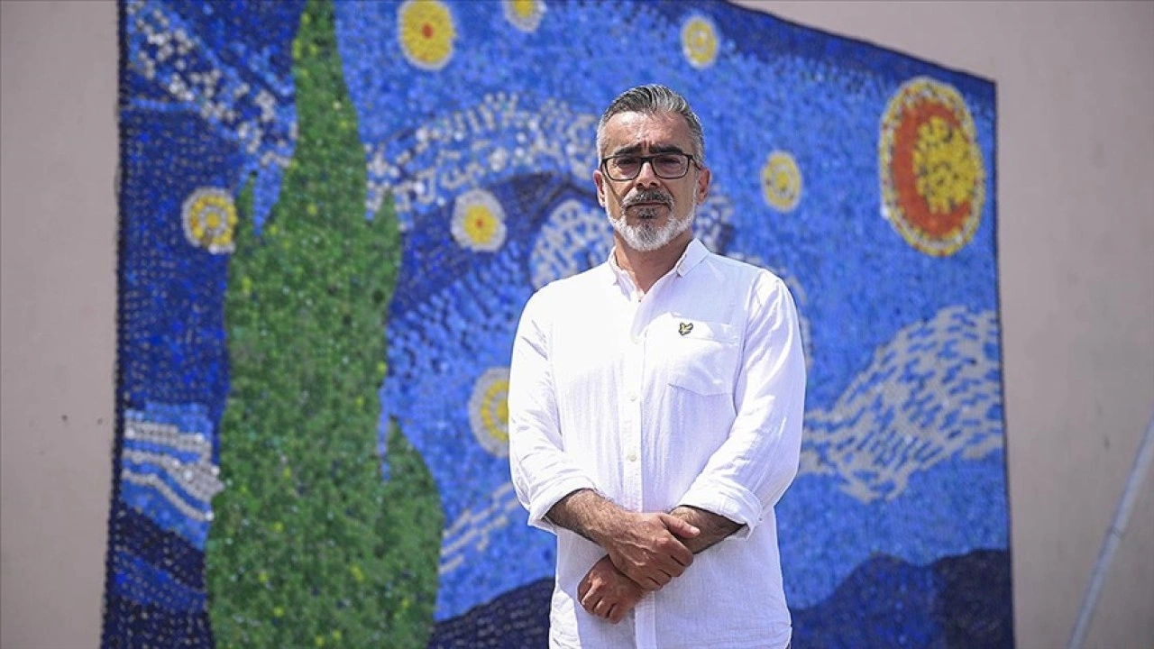 Karani öğretmen, topladığı kapakları Vincent van Gogh'un tablosuna dönüştürdü