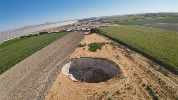 Karapınar'da 40 metre derinliğinde 50 metre çapında yeni bir obruk oluştu