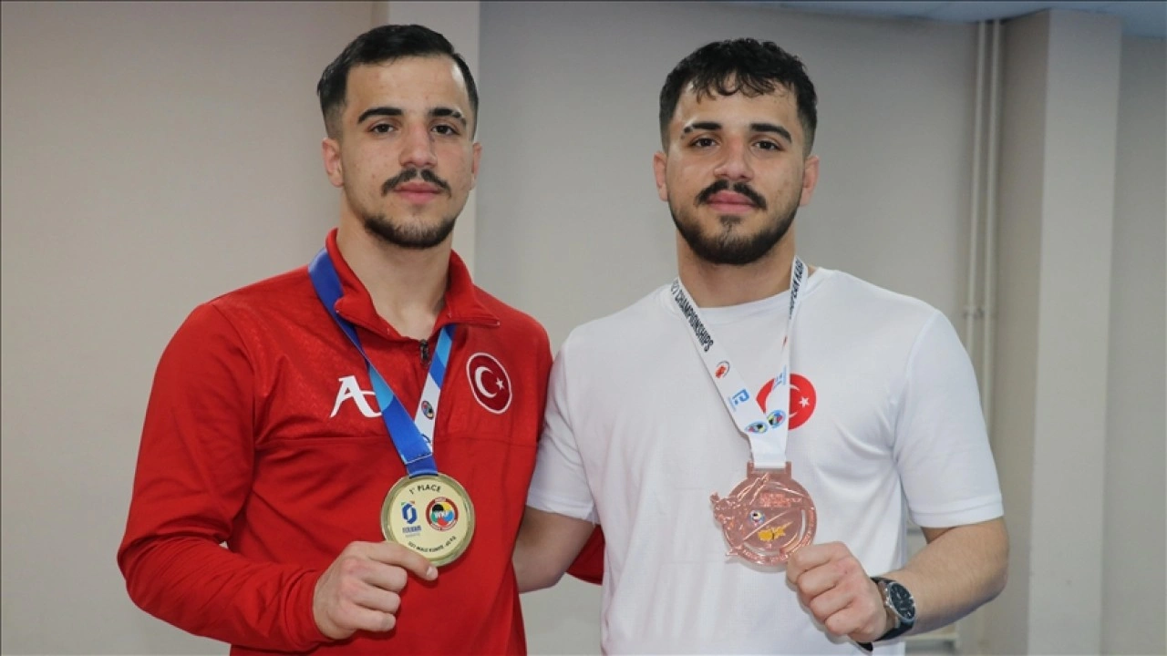 Karateci ikizler, başarı için birlikte form tutuyor