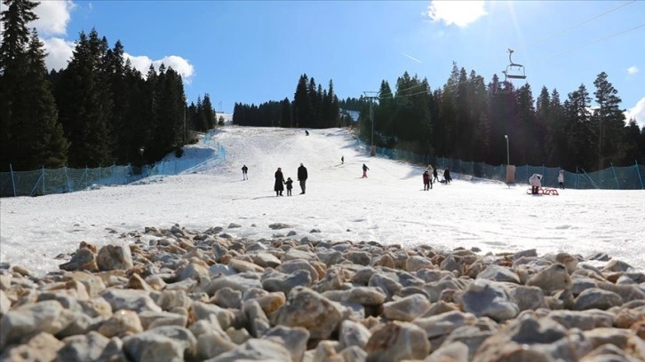 Karın çok az olduğu Ilgaz Kayak Merkezi, yarıyıl tatilinin ilk gününde boş kaldı