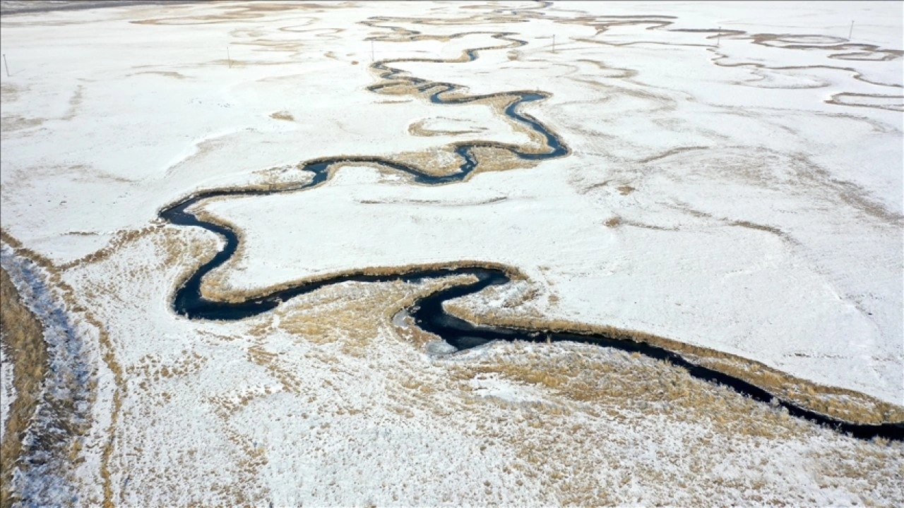 Karla beyaza b&uuml;r&uuml;nen G&ouml;le Ovası'ndaki menderesler dronla g&ouml;r&uuml;nt&uuml;lendi