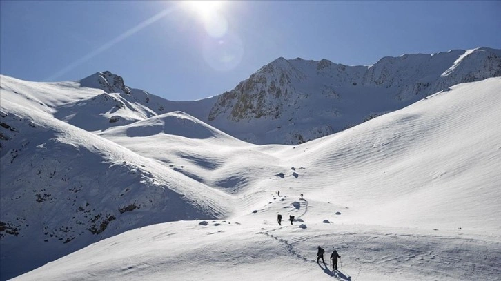 Karla kaplanan Sultan Baba Dağı kış tırmanışı için dağcıları ağırlıyor