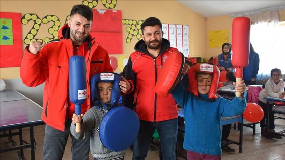 Karlı yolları aşıp köylerdeki çocukların gönüllerine dokunuyorlar