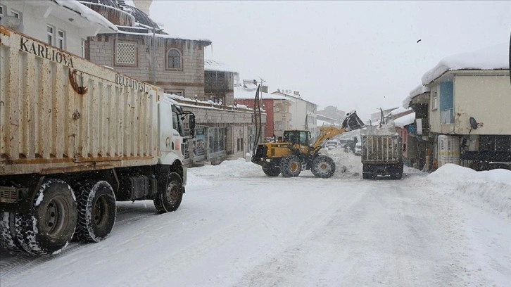 Karlıova'da günde 100 kamyon kar ilçe dışına taşınıyor