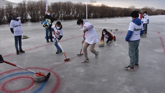 Kars Çayı'nda oynanan curling dünyada yankı buldu