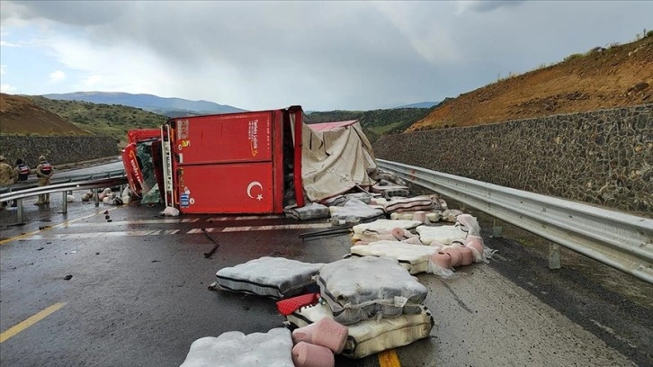 Kars-Erzurum kara yolu kaza yapan tır nedeniyle bir süre ulaşıma kapandı