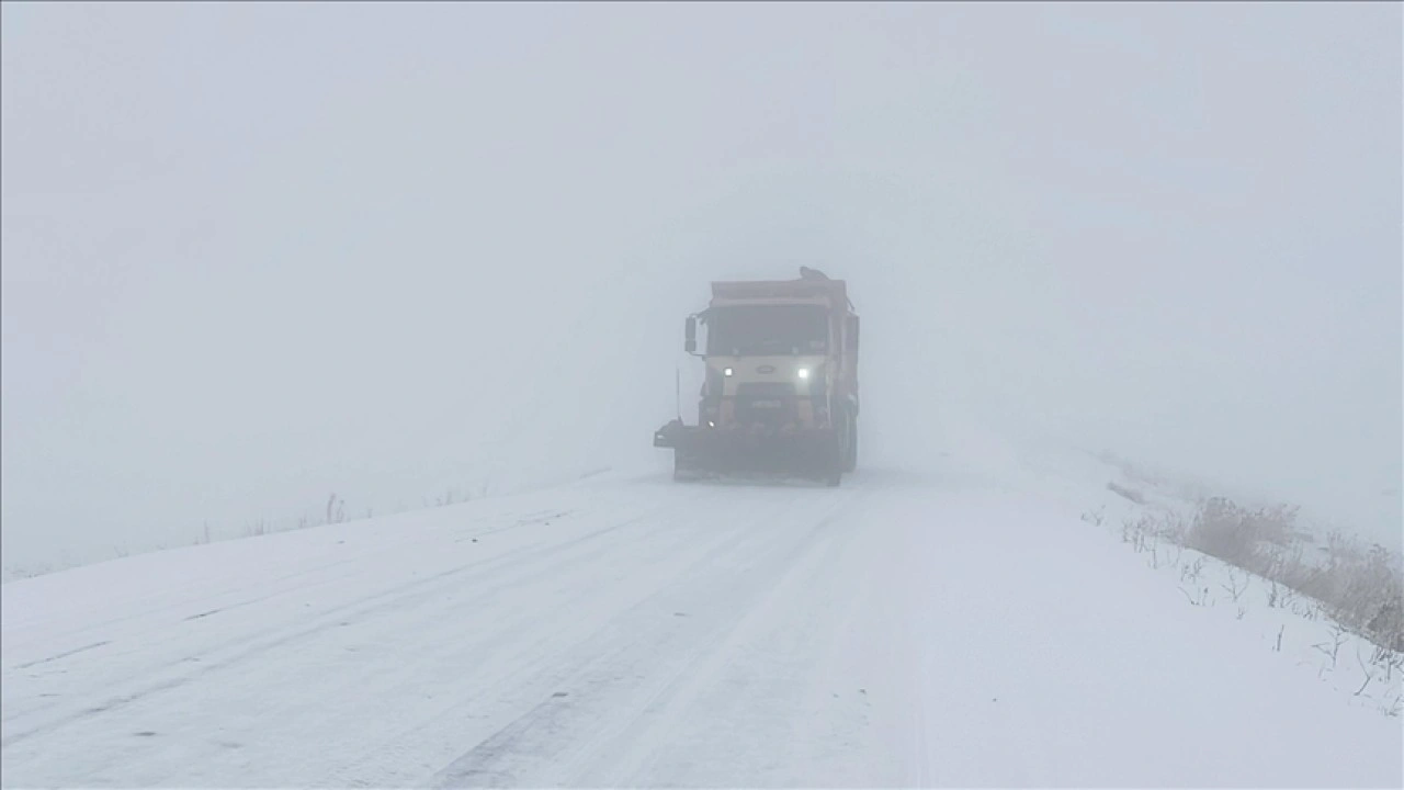 Kars-Göle kara yolunda kar ve sis ulaşımı olumsuz etkiliyor