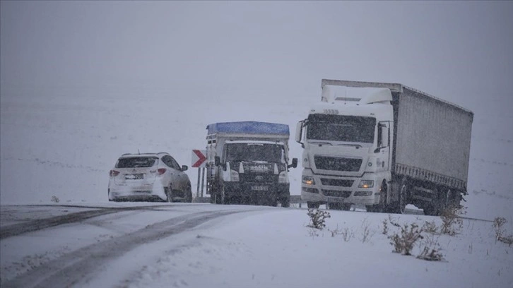 Kars-Göle kara yolunda kar yağışı, sürücülere zor anlar yaşattı