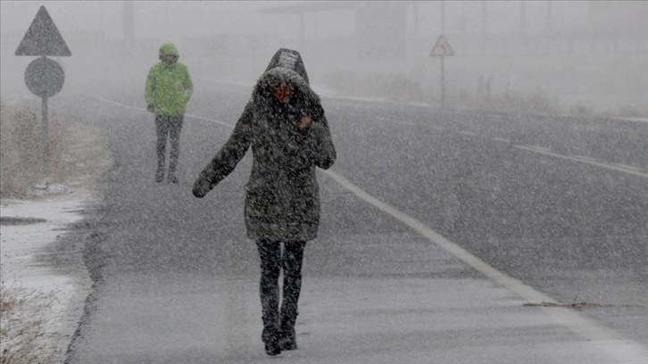 Kars ile Ardahan'da etkili olan kar ve sis ulaşımı aksatıyor