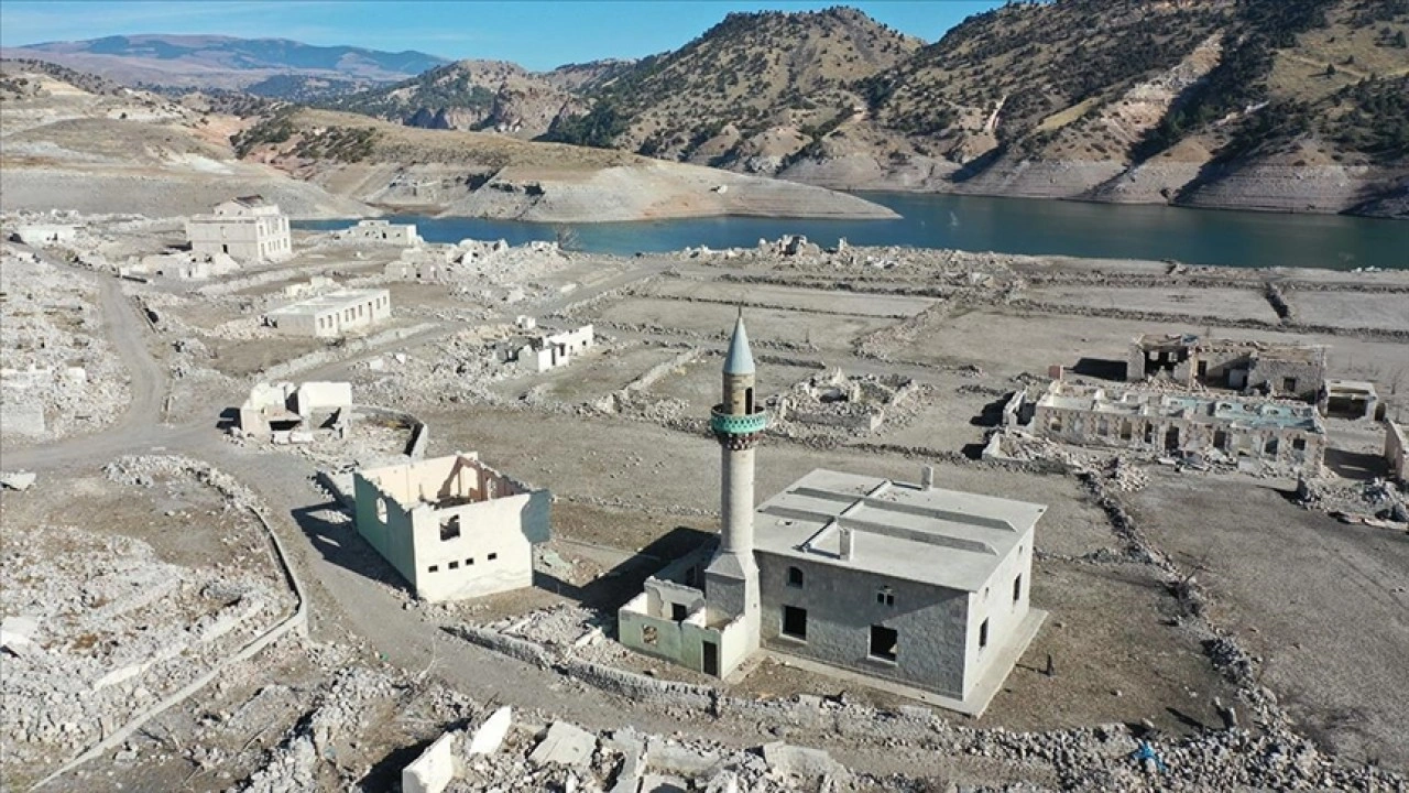 Kars'ta baraj sularının çekilmesiyle köy gün yüzüne çıktı