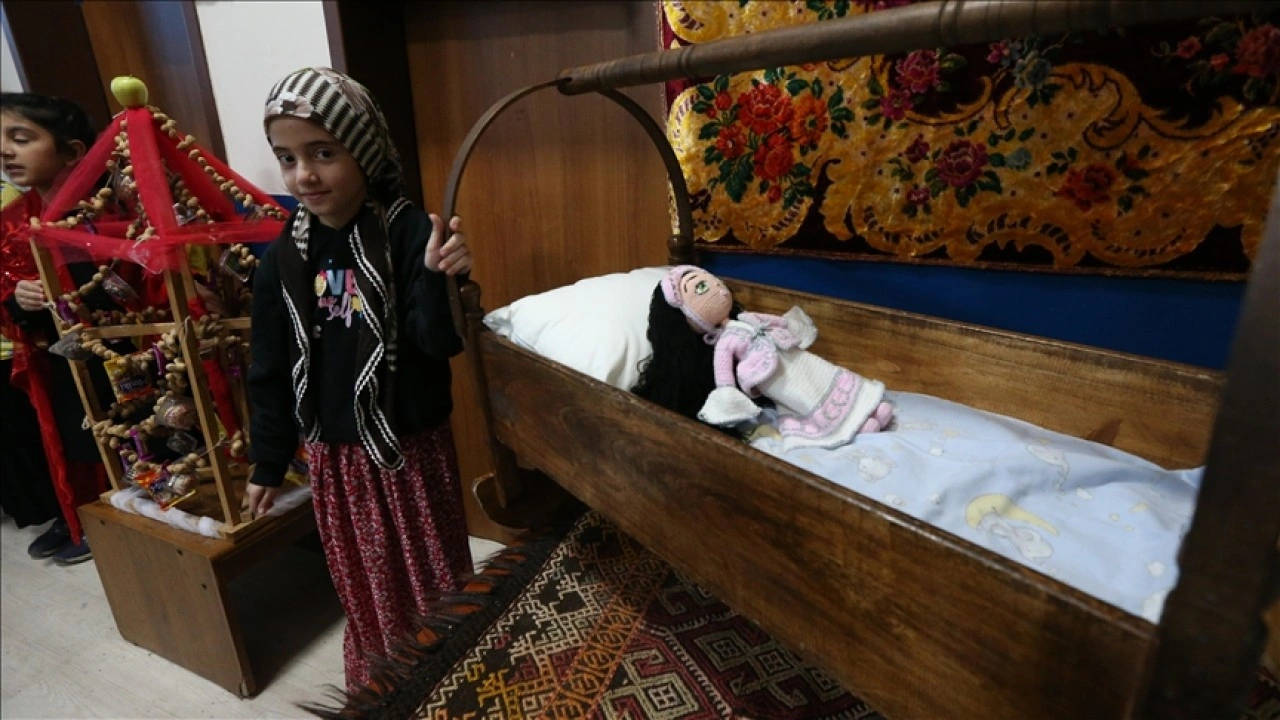 Kars'ta ilkokulda asırlık eşyalarla ge&ccedil;mişten geleceğe k&ouml;pr&uuml; kuruldu