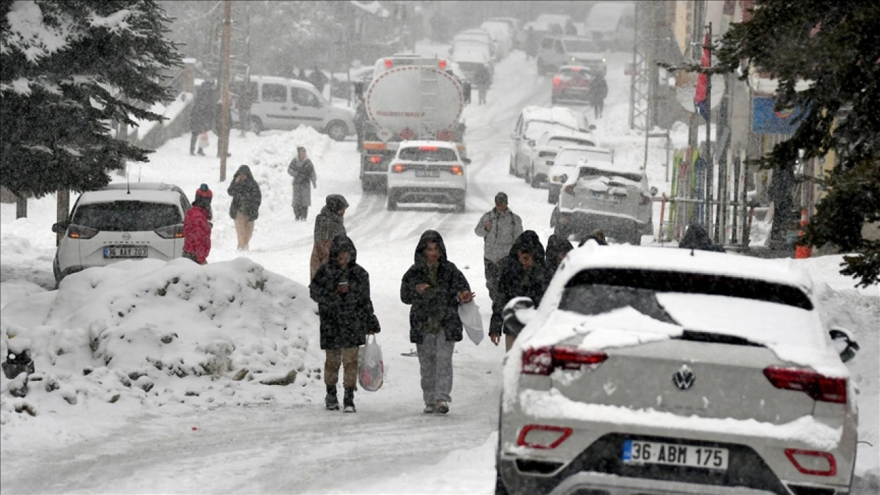 Kars'ta kar yağışı etkisini sürdürüyor