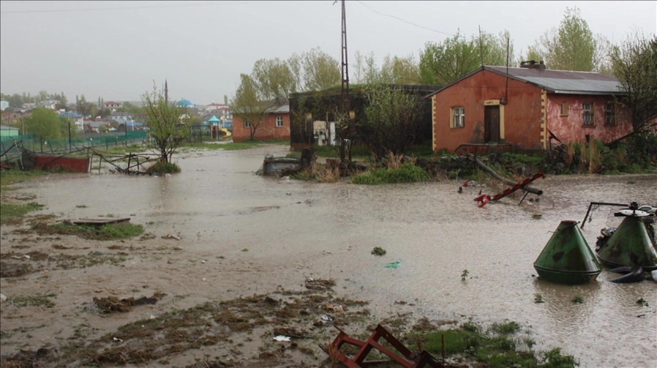 Kars'ta sağanak ve dolu nedeniyle taşkın meydana geldi