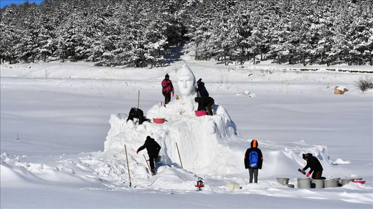Kars'ta Sarıkamış şehitleri anısına kardan heykellerin yapımına başlandı