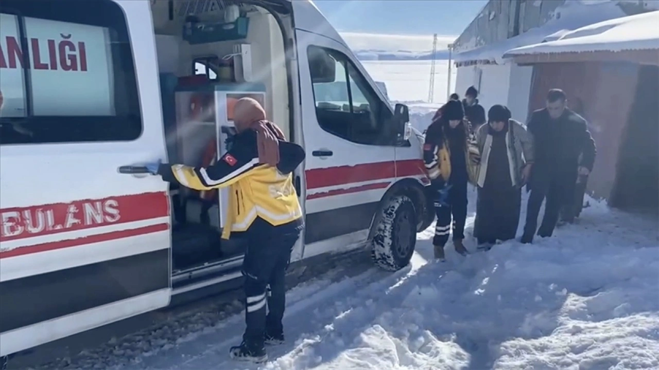 Kars'ta yoğun kar nedeniyle k&ouml;yde mahsur kalan hasta ekiplerce kurtarıldı