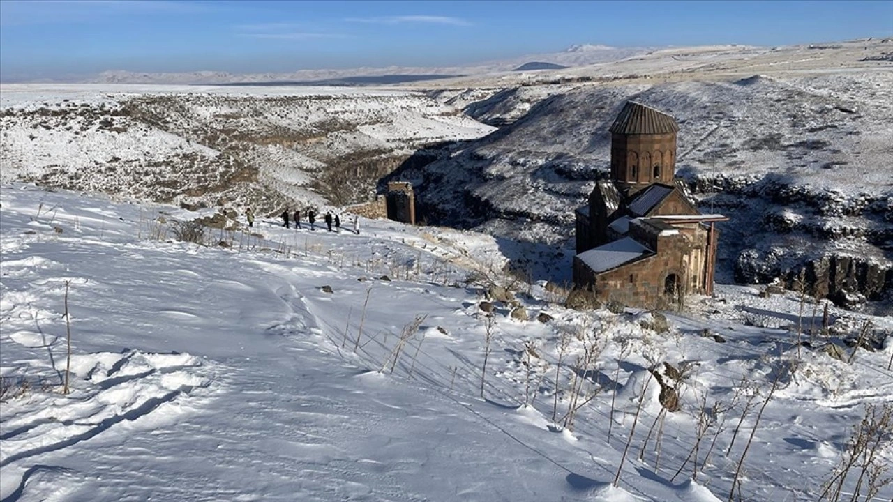 Kars'taki Ani &Ouml;ren Yeri beyaza b&uuml;r&uuml;nd&uuml;