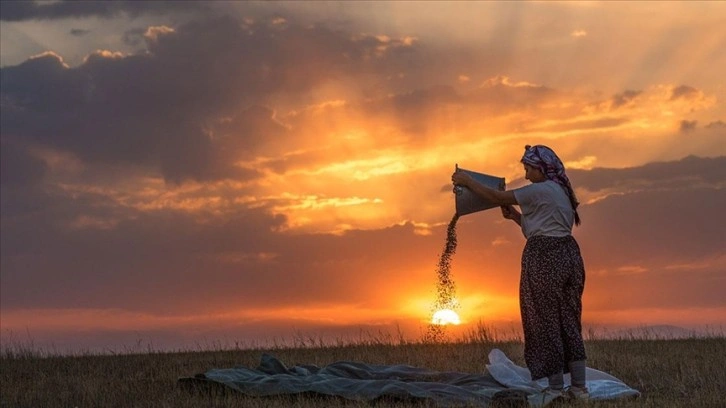 Karslı kadınlar rüzgara karşı 