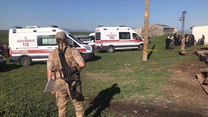 Kars’ta evin toprak damlı kısmındaki göçük nedeniyle anne ile 2 oğlu öldü