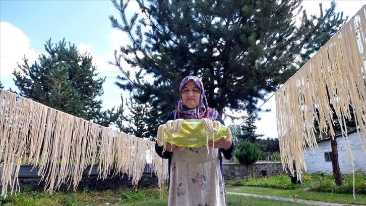 Kars'ta kadınların imece usulü erişte mesaisi başladı