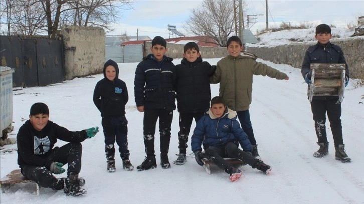Kars'ta 'kar tatili'ni fırsat bilen çocuklar kızakla kaydı