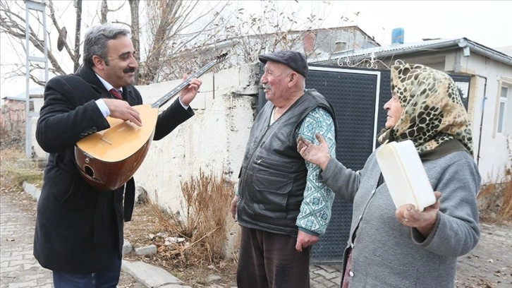 Kars'ta muhtar adayı halk ozanı ev ev gezerek sazlı sözlü oy istiyor