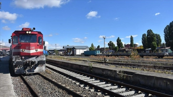 Kars'ta raylara düşen kaya parçaları tren seferlerini aksattı