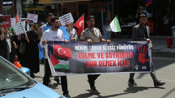 Kars'ta sağlık çalışanları Gazze için 33 haftadır