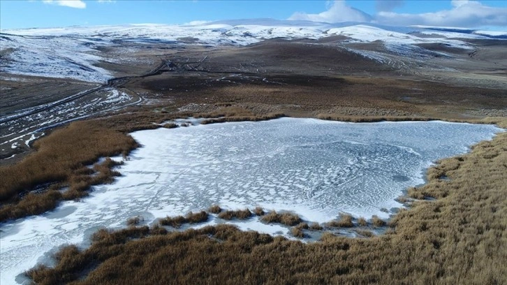 Kars'taki Lavaş Gölü tamamen dondu