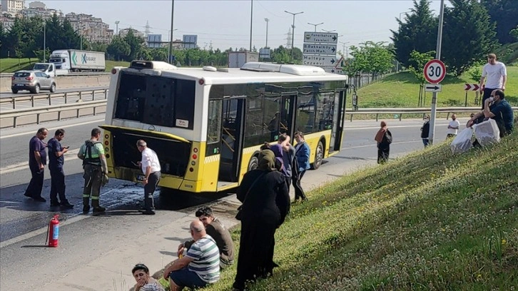 Kartal'da İETT otobüsünün motor kısmında çıkan yangın söndürüldü