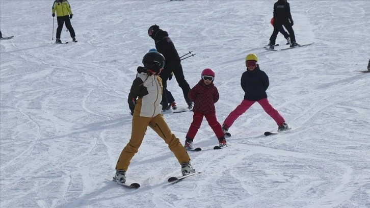 Kartalkaya'da tatilciler kayak ve snowboard yaparak eğlendi