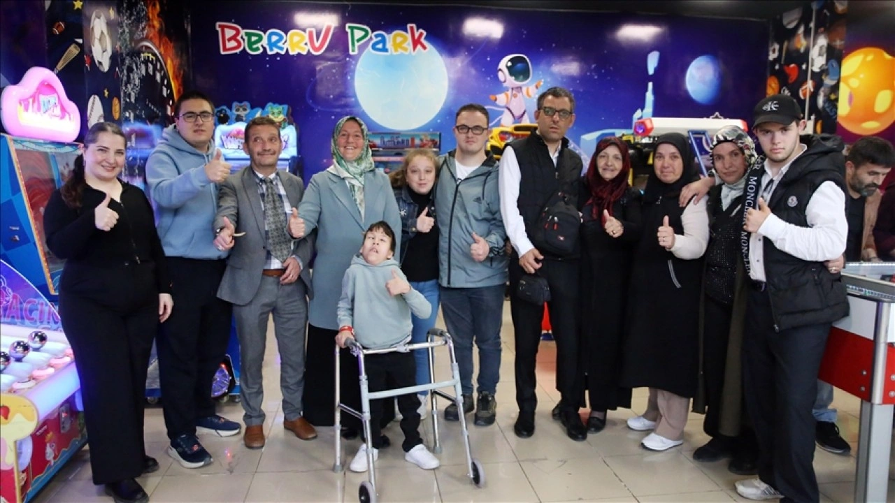 Kastamonu'da özel gereksinimli bireyler ve aileleri oyun parkında hoşça vakit geçiriyor
