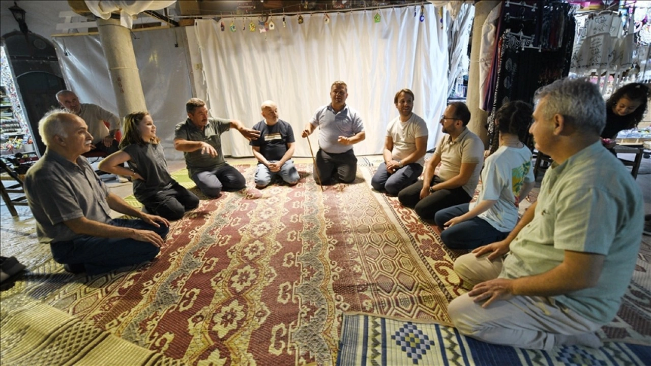 Kastamonu'da tarihi çarşıda ilgiyi artırmak için "Seyirlik köy oyunu" sahneleniyor