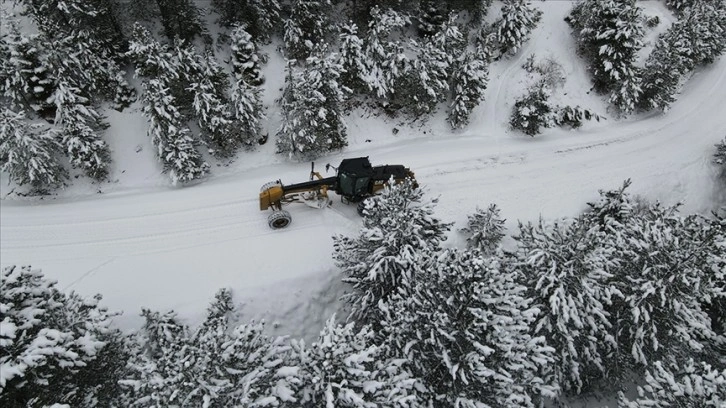 Kastamonu'da ekiplerin zorlu kar mücadelesi sürüyor