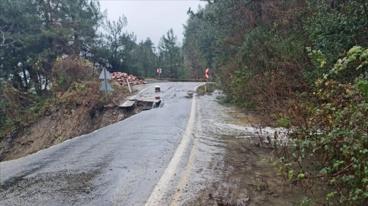 Kastamonu'da heyelan nedeniyle kayan yolda çalışma yürütülüyor