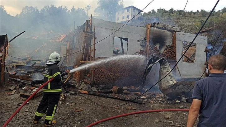 Kastamonu'da köyde çıkan yangına havadan ve karadan müdahale ediliyor