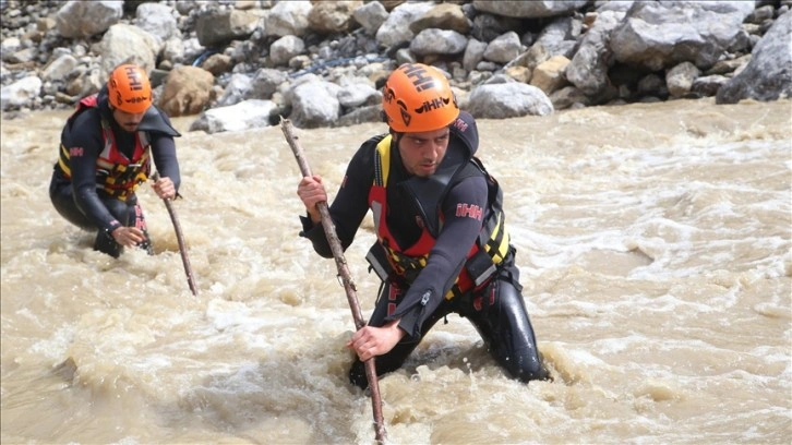 Kastamonu'da sele kapılan genci arama çalışmaları sürüyor