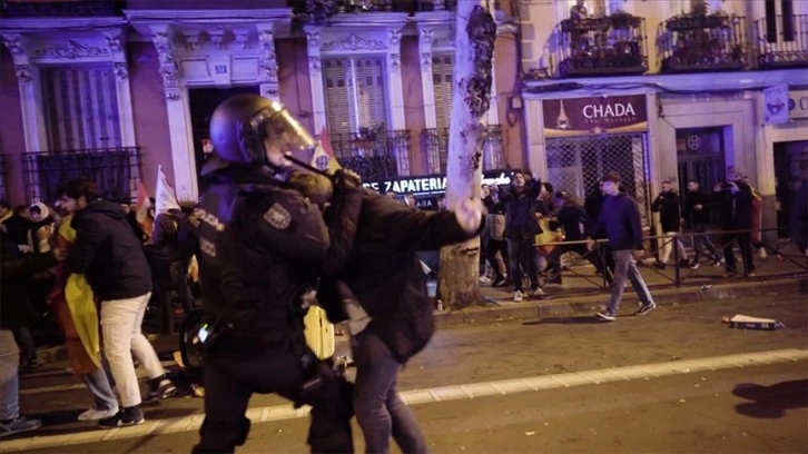 Katalanlara af girişimine ve Başbakan Sanchez'e karşı düzenlenen gösterilere polis müdahale ett